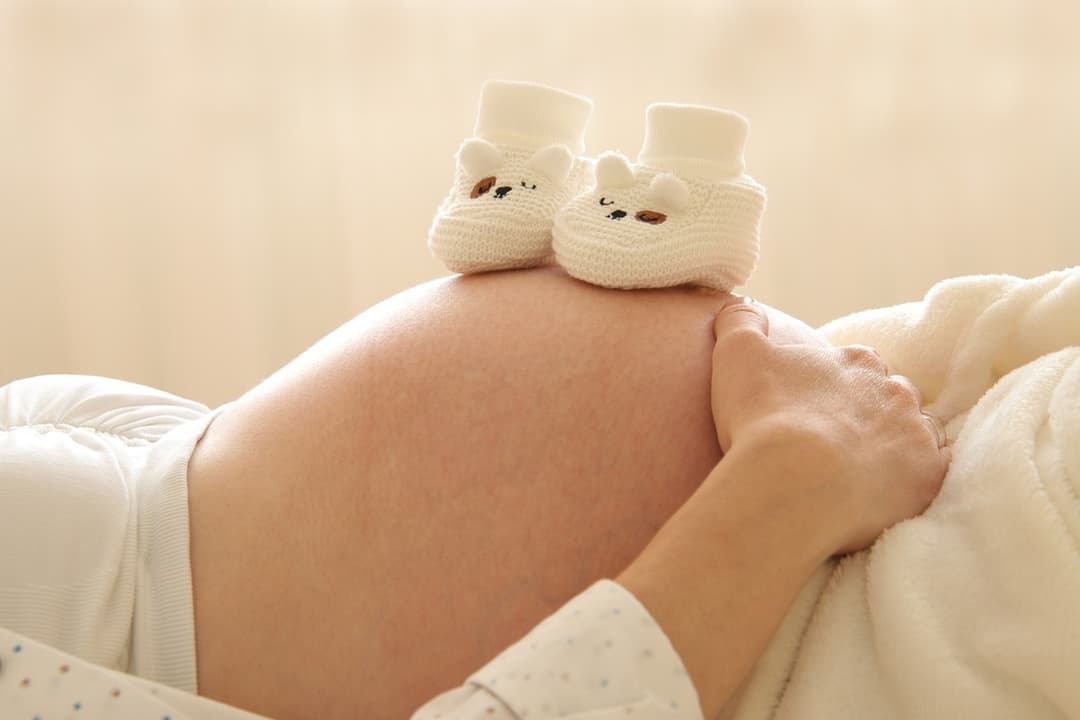 Femme enceinte tenant son ventre avec sérénité